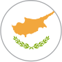 Flagge von Zypern, weiße Fläche mit orangenem Inselumriss und grünen Olivenzweigen darunter.