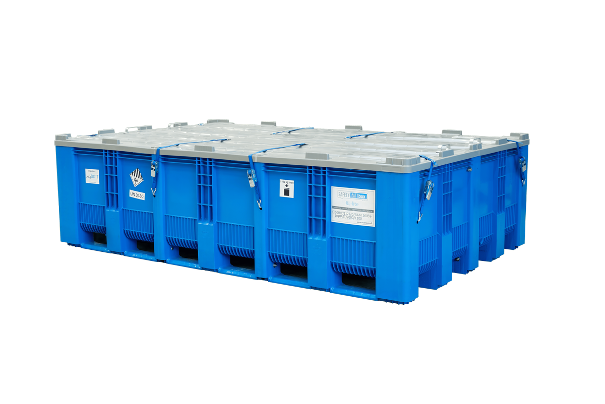 Mehrere große blaue Kunststoffcontainer mit silbernen Deckeln und weißen Etiketten